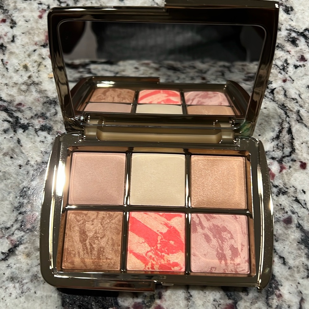 NEW & AUTHENTIC HOURGLASS Ambient Highlighting Palette